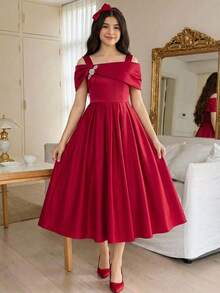 Elegante y glamoroso vestido de satén ajustado con escote hombros descubiertos, plisado y adornado con cristales para fiesta, color borgoña - Burdeos - Ver 1