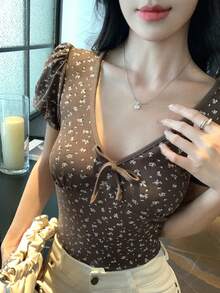 DAZY Áo thun nữ mùa hè cổ chữ V sâu, tay ngắn, chất liệu vải có họa tiết, dáng ôm. - màu nâu - Xem 2