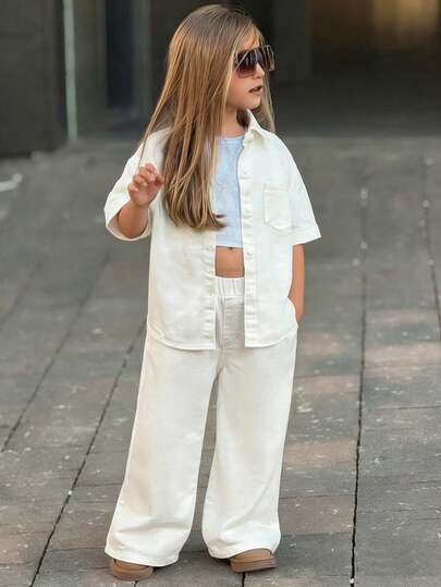 Dazy Kids Bộ đồ denim thường ngày cho bé gái, gồm áo khoác dài tay cài cúc phía trước và quần dài có túi xéo.