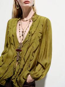 Aveloria Modichic 橄榄绿荷叶边女士衬衫，轻盈亚麻质感面料，层叠荷叶边饰边，泡泡袖设计，复古法式风格，宽松版型，浪漫度假风，适合通勤、休闲、约会、都市街头风等多种场合。 - 芥末黃 - 查看 4