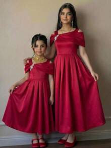 Elegante y glamoroso vestido de satén ajustado con escote hombros descubiertos, plisado y adornado con cristales para fiesta, color borgoña - Burdeos - Ver 5