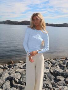 Sydney Algeri Suéter Ajustado com Decote Redondo, Tricô Trançado, Botão Decorativo, Estilo Casual Elegante e Minimalista para Faculdade, Versátil, Branco, para Outono/Inverno - Azul bebê - Visão 4