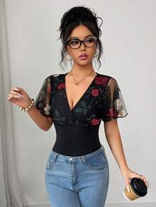 SHEIN Elenzya 女士时尚优雅网纱拼接刺绣网纱交叉V领荷叶边下摆短袖修身T恤 - 黑色 - 查看 1