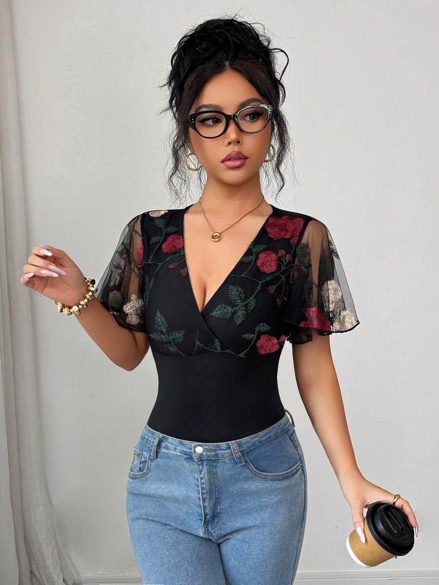 SHEIN Elenzya 女士时尚优雅网纱拼接刺绣网纱交叉V领荷叶边下摆短袖修身T恤 - 黑色 - 查看 1