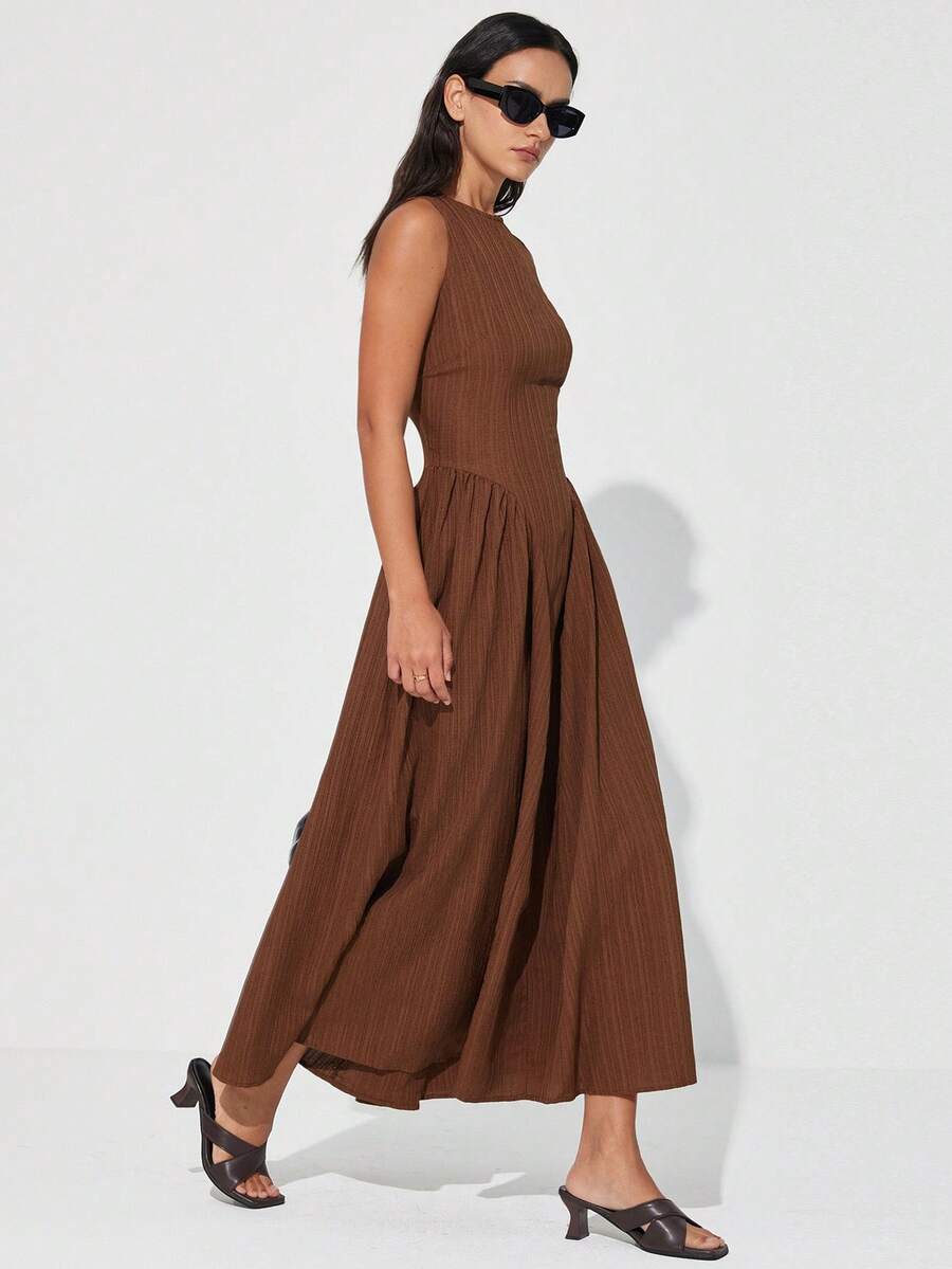 Aveloria Modichic 巧克力棕色，压纹轻薄面料，复古优雅，适合职场、休闲聚会等场合。圆领设计，高腰收腰，飘逸裙摆，中长款连衣裙，A字廓形，丝滑面料，轻盈舒适，简约风格，日常穿着，秋冬新品，时尚单品，修身显瘦，都市风，优雅黑色调，适合办公室、商务会议、下午茶、日常出行等场合，法式复古风，优雅圆领无袖收腰加大码纹理面料女士长裙 - 咖啡棕 - 查看 1