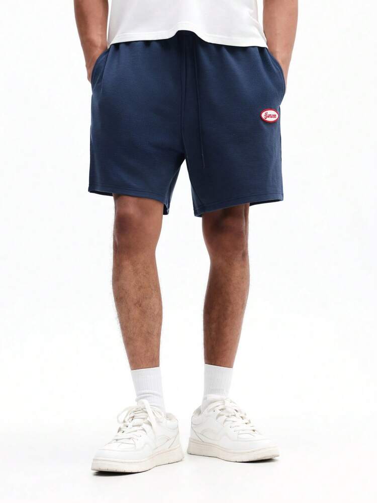 Short bleu marine à texture gaufrée avec écusson logo