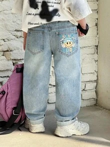 SHEIN 男童新款时尚休闲水洗笑脸图案蓝色牛仔宽松锥形牛仔裤，适合春夏穿着，适合儿童日常穿着、街头风、沙滩装、度假装、休闲装、印花牛仔裤、夏季牛仔裤、休闲牛仔裤。 - 淺色水洗藍 - 查看 2