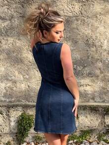 Jeta Ari 女式金属单排扣方领无袖时尚牛仔连衣裙 - 深色水洗藍 - 查看 2