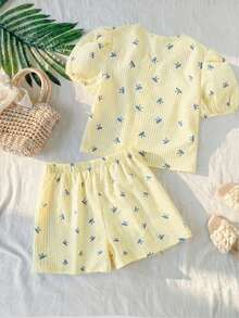 Sparklyn Bộ áo sơ mi cổ chữ V cho bé gái tuổi teen, điểm nhấn là những chiếc nơ cùng màu ở cổ áo và nẹp áo, tay áo ngắn phồng tạo nên vẻ ngọt ngào. Kết hợp với quần short rộng rãi cùng chất liệu, tạo nên phong cách giản dị và thoải mái, phù hợp để mặc ở nhà hoặc ngoài trời vào mùa hè. - Màu vàng - Xem 2