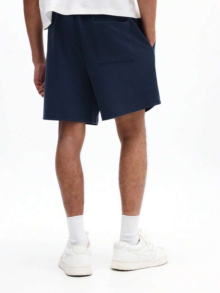Short bleu marine à texture gaufrée avec écusson logo
