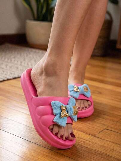 Cómodas sandalias de verano de EVA sin cordones con moño decorativo para mujer, ideales para el verano, Sandalias rosas para mujer con lazo azul y adorno de oso dorado, con suela antideslizante y punta abierta, diseño moderno para el uso diario