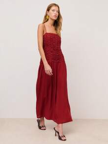 Nöista Đầm midi màu đỏ với phần thân trên ôm sát xếp ly, dây đeo mảnh tinh tế và chân váy xòe bồng bềnh tạo nên dáng vẻ mềm mại, nữ tính. Nhẹ nhàng và thoáng khí, hoàn hảo cho mùa hè và mùa xuân. Lý tưởng cho trang phục lễ Phục sinh, trang phục dự tiệc, trang phục dự đám cưới, trang phục đi nghỉ mát và trang phục thanh lịch từ ban ngày đến ban đêm. - Rỉ Nâu - Xem 1