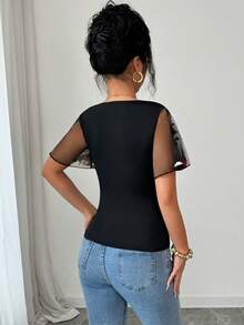 SHEIN Elenzya 女士时尚优雅网纱拼接刺绣网纱交叉V领荷叶边下摆短袖修身T恤 - 黑色 - 查看 2