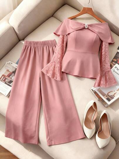 Modelyn Bộ đồ 2 mảnh màu hồng nhạt gồm áo croptop trễ vai tay loe ren và quần ống rộng cạp cao / Thanh lịch và dịu dàng, phù hợp với người có thân hình đầy đặn.