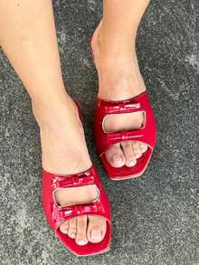 Sandalia Flat en Charol Rojo con Diseño de Aberturas Frontales - Rojo - Ver 3