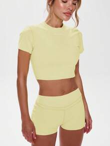 Musera Sport 圆领短袖修身运动上衣，适合健身房、板式网球、网球、匹克球、瑜伽、普拉提等运动，也适合日常休闲穿着。 - Butter Yellow - 查看 5
