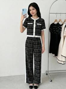 Bộ đồ 2 mảnh thanh lịch dành cho thiếu nữ: Áo thun ngắn tay và quần ống rộng màu trắng in họa tiết, viền tương phản, trang trí khóa kim loại. - Đen và trắng - Xem 6