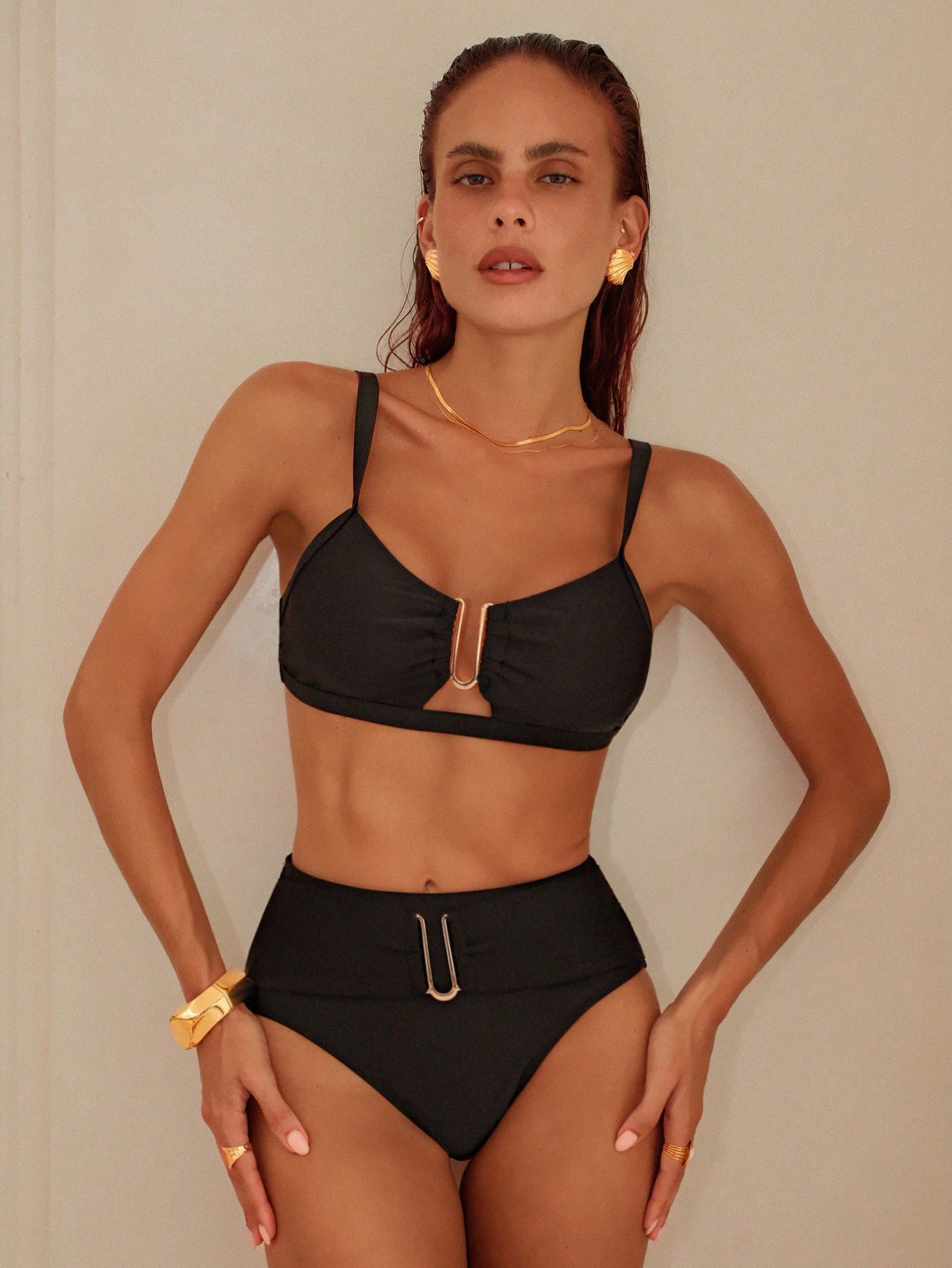 Swim Chiccia Conjunto de Maiô Bikini de 2 Peças com Parte de Baixo Preta de Corte Alto, Alças Grossas Ajustáveis, Decoração em U Dourada, Cor Sólida, Primavera/Verão 2026 para Mulheres - Preto - Visão 9