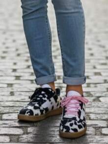 TENIS CASUALES CON ESTAMPADO DE VAQUITA PARA MUJER - Blanco y Negro - Ver 1