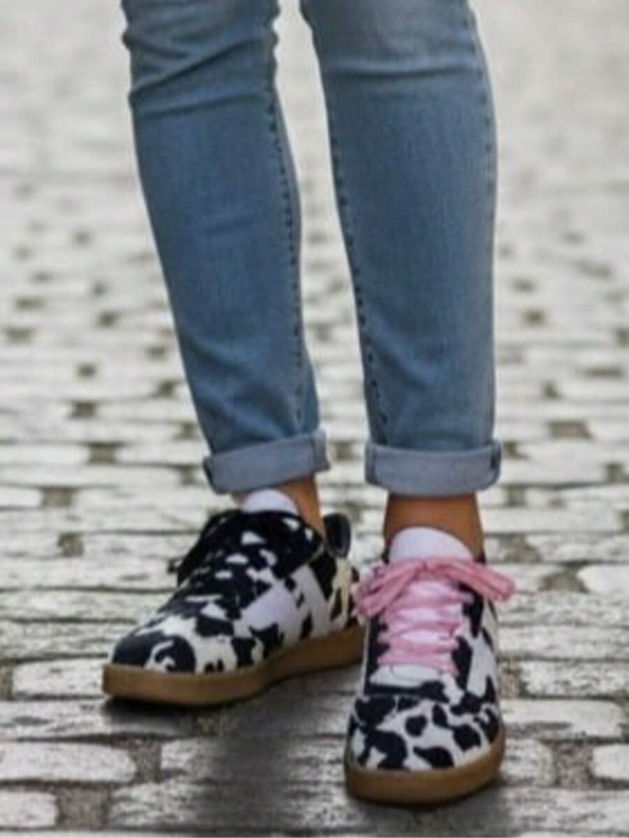TENIS CASUALES CON ESTAMPADO DE VAQUITA PARA MUJER - Blanco y Negro - Ver 1