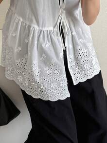 FRIFUL Blusa sin mangas con volantes y lazo bordado para mujer - Blanco - Ver 8