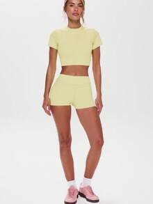 Musera Sport 圆领短袖修身运动上衣，适合健身房、板式网球、网球、匹克球、瑜伽、普拉提等运动，也适合日常休闲穿着。 - Butter Yellow - 查看 4