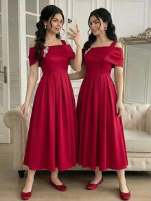 Elegante y glamoroso vestido de satén ajustado con escote hombros descubiertos, plisado y adornado con cristales para fiesta, color borgoña - Burdeos - Ver 4