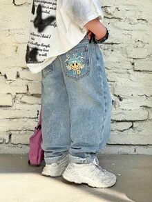 SHEIN 男童新款时尚休闲水洗笑脸图案蓝色牛仔宽松锥形牛仔裤，适合春夏穿着，适合儿童日常穿着、街头风、沙滩装、度假装、休闲装、印花牛仔裤、夏季牛仔裤、休闲牛仔裤。 - 淺色水洗藍 - 查看 6