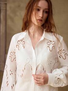 MOTF PREMIUM 春夏新款女士优雅镂空刺绣凸纹提花通勤法式套装，长袖上衣和短裤 - 白色 - 查看 4