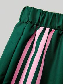 这套服装包含一件粉绿撞色短袖T恤，饰有蝴蝶结图案，搭配一条直筒宽松休闲裤。甜美与酷感混搭的风格适合日常穿着，搭配不同的配饰更能增添活力。 - 彩色 - 查看 6