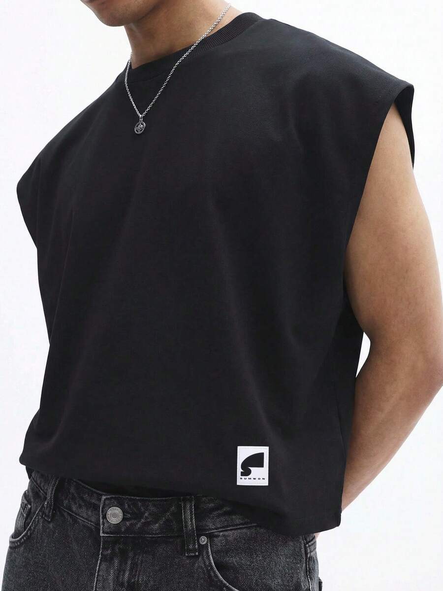 Top sin mangas con cuello redondo y parche con logotipo pequeño de SUMWON para uso casual diario, estilo de ropa de calle de verano sencilla - Negro - Ver 1