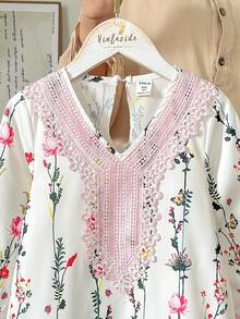 SHEIN 女童春秋休闲时尚新款连衣裙，白色底布，饰以彩色花卉数码印花图案，正面采用精致镂空蕾丝领，袖口饰以粉色镂空蕾丝，长袖直筒连衣裙，适合春夏女童穿着。优雅简约的风格，适合日常上学、外出游玩等场合，是儿童穿着的理想之选。这款连衣裙采用柔软舒适的面料，适合海滩周末穿着。 - 粉色 - 查看 5