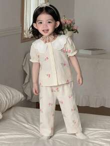 SHEIN Conjunto de ropa de estar en casa con top de cuello Peter Pan y pantalones con estampado floral de color albaricoque, lindo y casual para vacaciones de verano, versátil para niña bebé - Beis - Ver 1