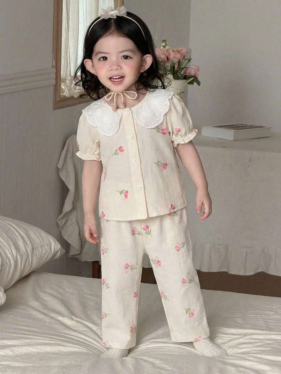 SHEIN Conjunto de ropa de estar en casa con top de cuello Peter Pan y pantalones con estampado floral de color albaricoque, lindo y casual para vacaciones de verano, versátil para niña bebé - Beis - Ver 1
