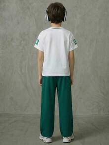 SHEIN Casuvi Kids Young Boy Casual Daily Commute Fashion Street Sports Numeric Print V-Neck Short Sleeve T-Shirt And Straight Leg Pants Set, Spring/Summer/Autumn Boys Jersey Shirt And Pants Sport Outfit For Kids Boy Sports Outfits - Green - View 2