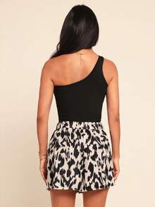 Coeurva Conjunto de 2 piezas de top de mujer de un hombro y shorts estampados con cinturón para el verano - Negro - Ver 2