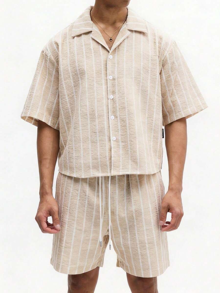 SUMWON Conjunto de camisa de botones con rayas verticales y pantalones cortos a juego para hombre, conjunto informal de verano liso - Albaricoque - Ver 1