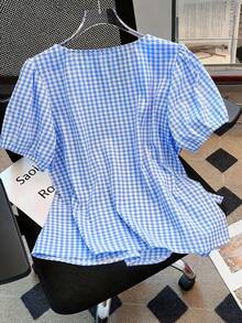 GlowEve CURVE 大码女式新款V领优雅休闲裹身系带不对称下摆格子泡泡袖短袖衬衫 - 彩色 - 查看 2