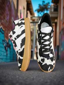 TENIS CASUALES CON ESTAMPADO DE VAQUITA PARA MUJER - Blanco y Negro - Ver 4