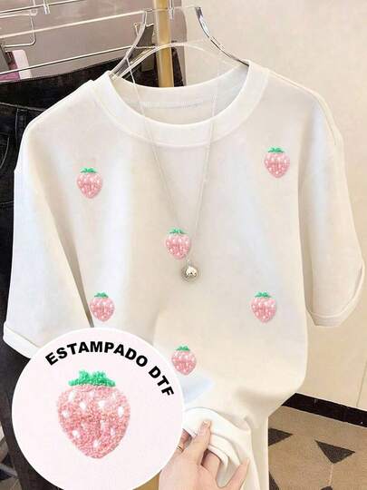 Playera con diseño de fresas con estilo bordado aguja mágica pero es estampado, frutas, casual, moderno, cuello redondo, manga corta, ideal para todos los días, llamativa, holgada, a la moda, ideal para tí.