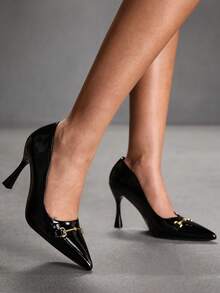 CUCCOO SZL Zapatos de tacón alto con puntera puntiaguda y decoración de hebilla en cuero patentado color vino tinto - Negro - Ver 4