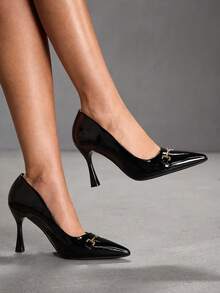 CUCCOO SZL Zapatos de tacón alto con puntera puntiaguda y decoración de hebilla en cuero patentado color vino tinto - Negro - Ver 2