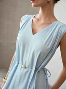 MOTF PREMIUM 极简亚麻无袖V领串珠腰带连衣裙，优雅显瘦的女士夏季连衣裙 - 淺藍色 - 查看 2