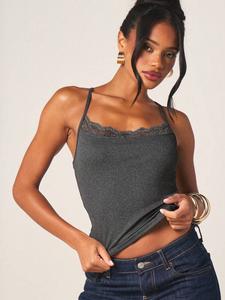 MISSGUIDED Prążkowany top z dzianiny z delikatną koronką i skrzyżowanymi ramiączkami na plecach. Luźny top bez rękawów do noszenia na co dzień.