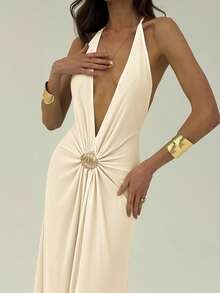 Aloruh 女士纯色深V领金属装饰性感露背连衣裙 - 米色 - 查看 5