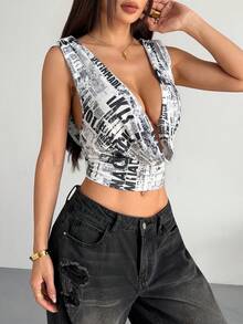 Hanevo Women's Fashionable Chic Sporty Newspaper Print Deep V-Neck Sleeveless Fitted Cropped Sweatshirt - Black and White - View 7