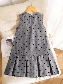 SHEIN 夏日少女超甜美无袖褶皱连衣裙，饰有蝴蝶结，可爱公主风，通体点缀精致蝴蝶结印花。这款时尚百搭的吊带连衣裙是小女孩外出必备单品。蝴蝶结连衣裙、灰色连衣裙、波点连衣裙、无袖A字休闲连衣裙 - 彩色 - 查看 2