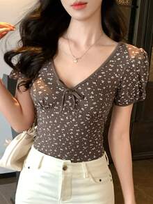 DAZY Áo thun nữ mùa hè cổ chữ V sâu, tay ngắn, chất liệu vải có họa tiết, dáng ôm. - màu nâu - Xem 5
