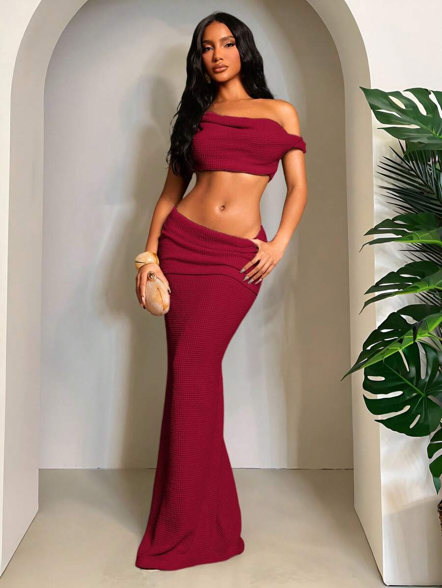 SHEIN SXY Bộ đồ hè thanh lịch, giản dị, màu đỏ trơn, chất liệu dệt kim móc 2 mảnh, gồm áo croptop cổ lệch và chân váy đuôi cá xếp ly eo, trang phục đi nghỉ mát. - Đỏ - Xem 1