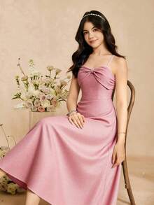 Vestido de alças finas com laço na cintura e barra solta, em tricô com fios prateados e dourados. Ideal para casamentos, festas, aniversários, banquetes e todas as estações. Vestido rosa com alças finas, vestido rosa com laço, vestido para convidada de casamento, vestido com detalhe de laço, vestidos rosa para mulheres, vestidos de verão femininos, vestidos com laço para mulheres, vestido de alças finas feminino, vestido de primavera feminino, vestidos de primavera femininos, vestido midi formal, vestido formal rosa, vestido formal sem mangas, vestido formal com laço frontal. - Rosa - Ver 1